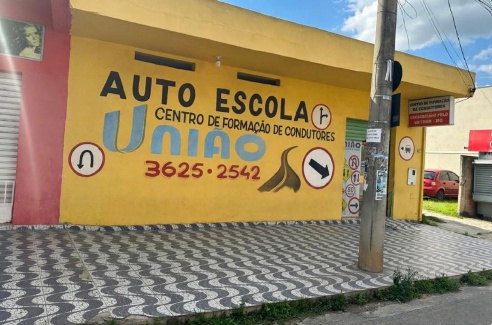 Vista geral da fachada da Autoescola União Sevilha